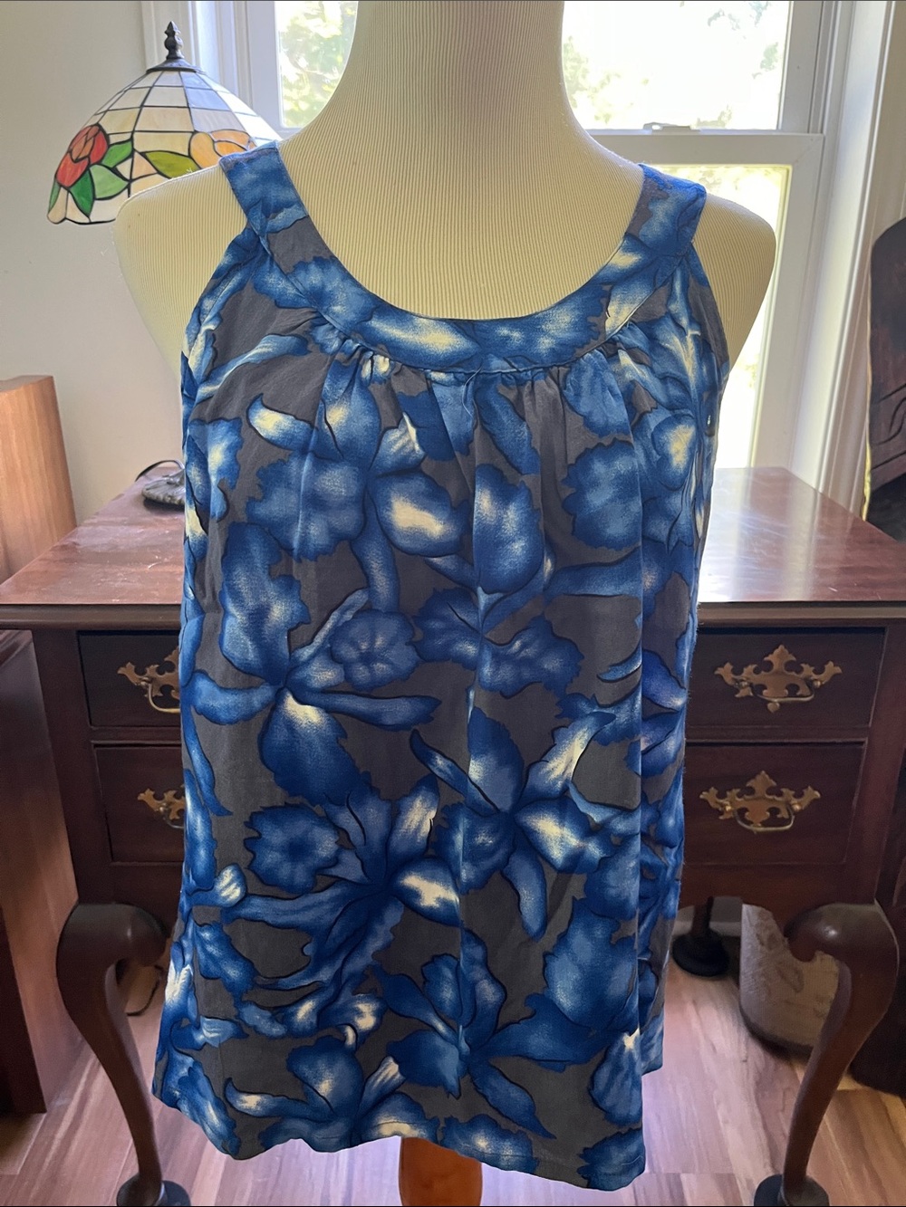 Hibiscus collection, Hawaii floral blue sleeveless top size small